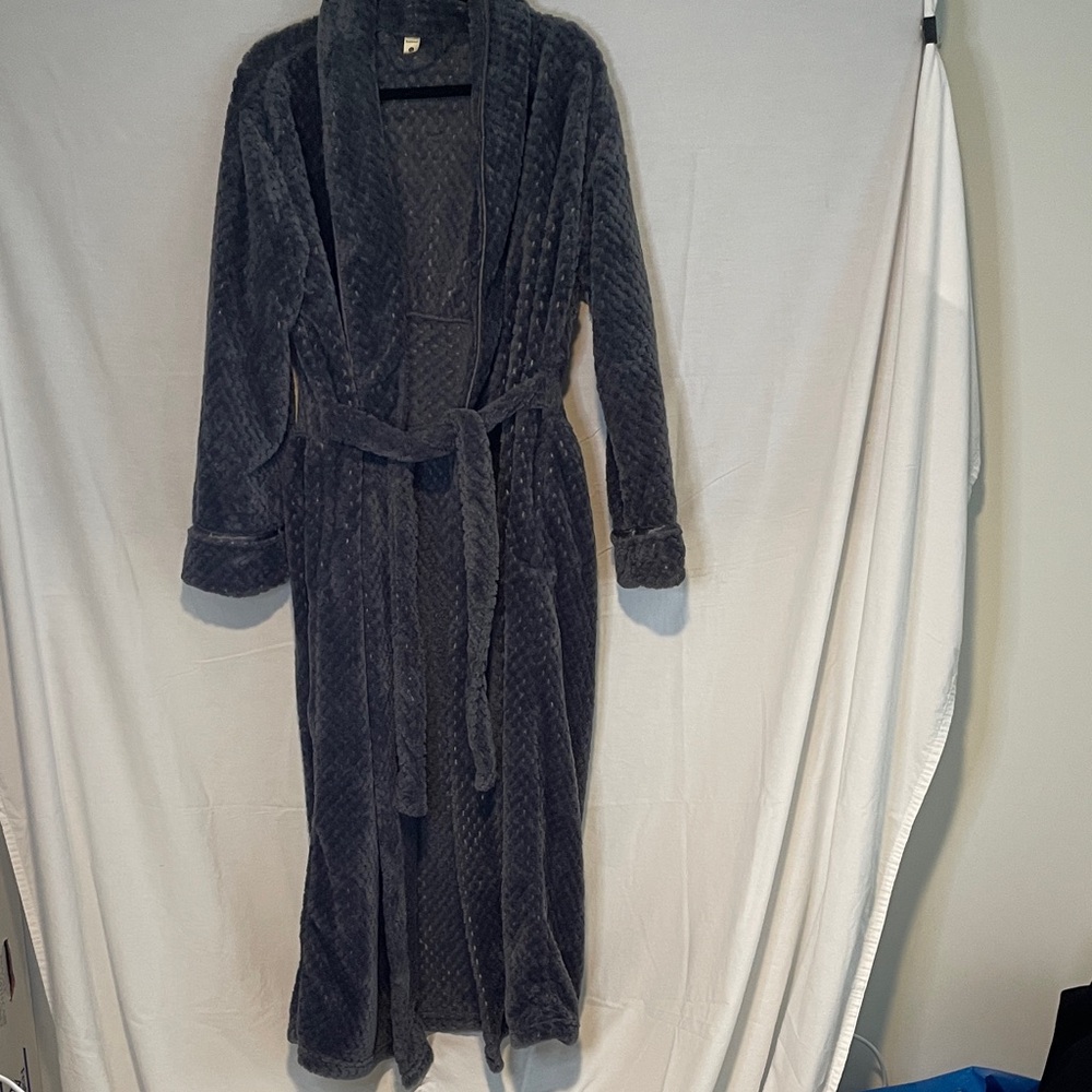Cozy textured fleece Gray Robe by skeeowear. size XL